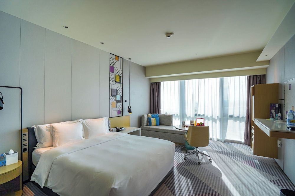 Standard Room, 1 King Bed, Club Lounge Access, Lake View