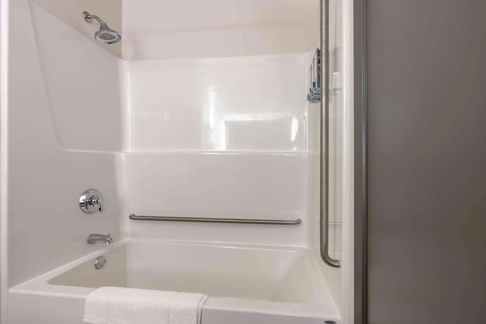 Super 8 by Wyndham Winnipeg East MB Room, 2 Queen Beds, Non Smoking (tub/shower) 2