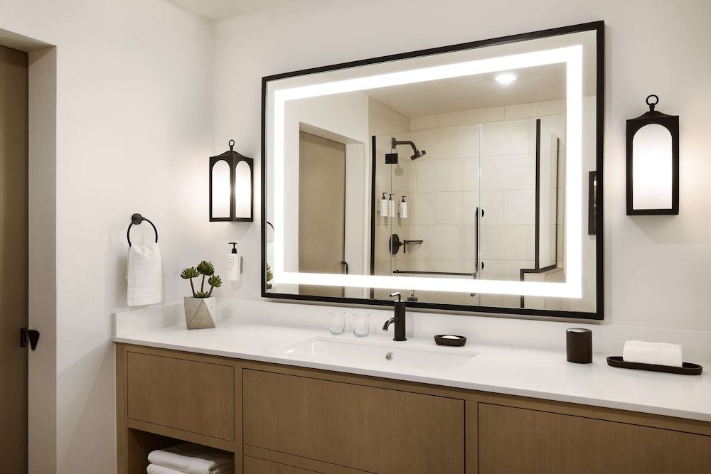 The Eddy Hotel Tucson, Tapestry Collection By Hilton Room, 1 King Bed, Accessible (Hearing) 2