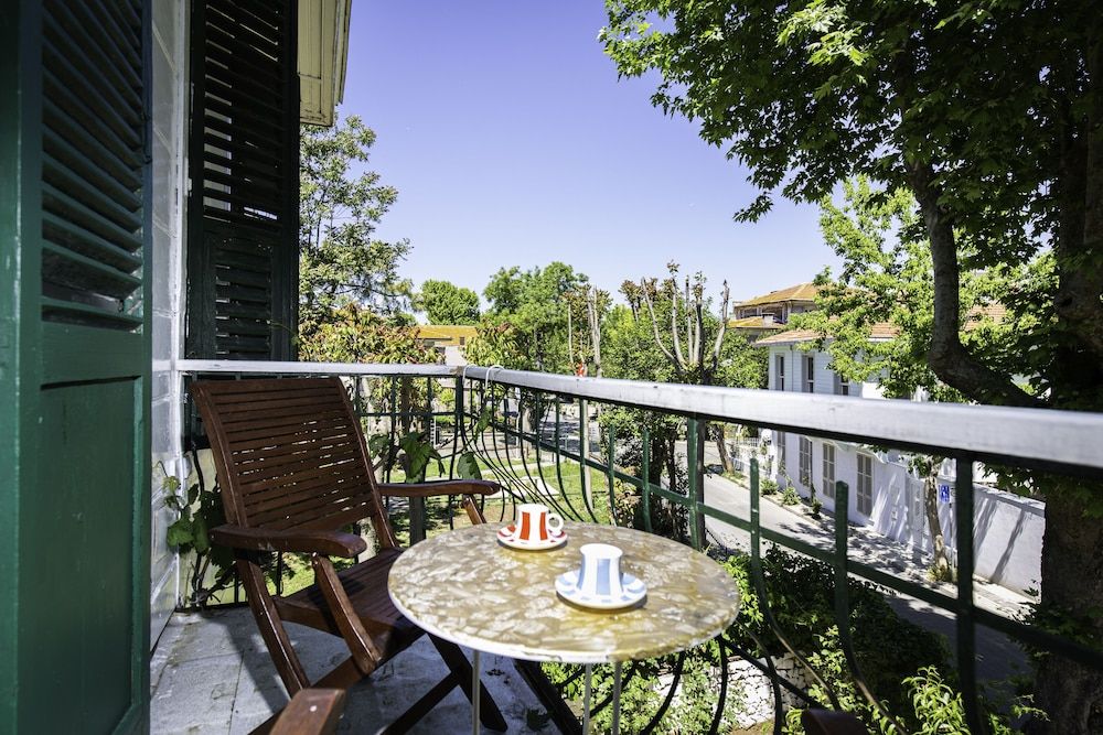 No16 Ada Deluxe Room, Balcony, Garden View 4