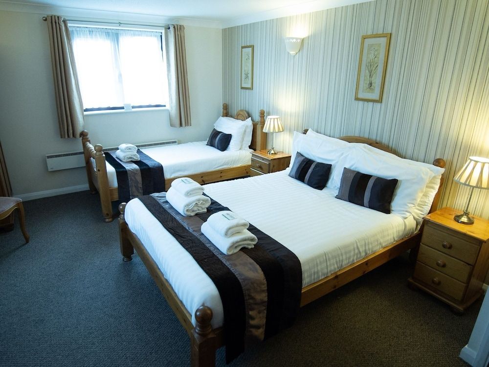 The Heath Inn Double Room, Ensuite (with Extra Single Bed) 2