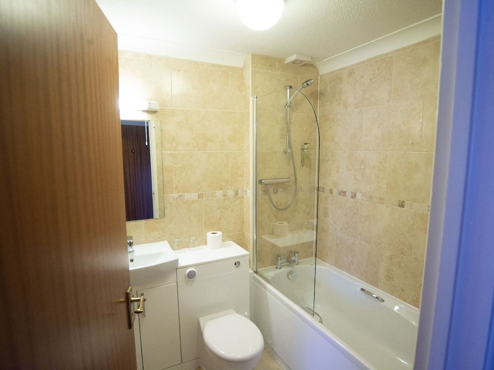 The Heath Inn Double Room, Ensuite (with Extra Single Bed) 3
