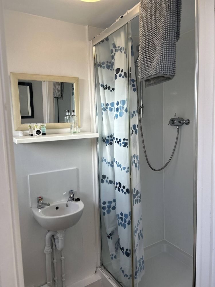 The Butchers Arms Freehouse Cabin, Ensuite 2