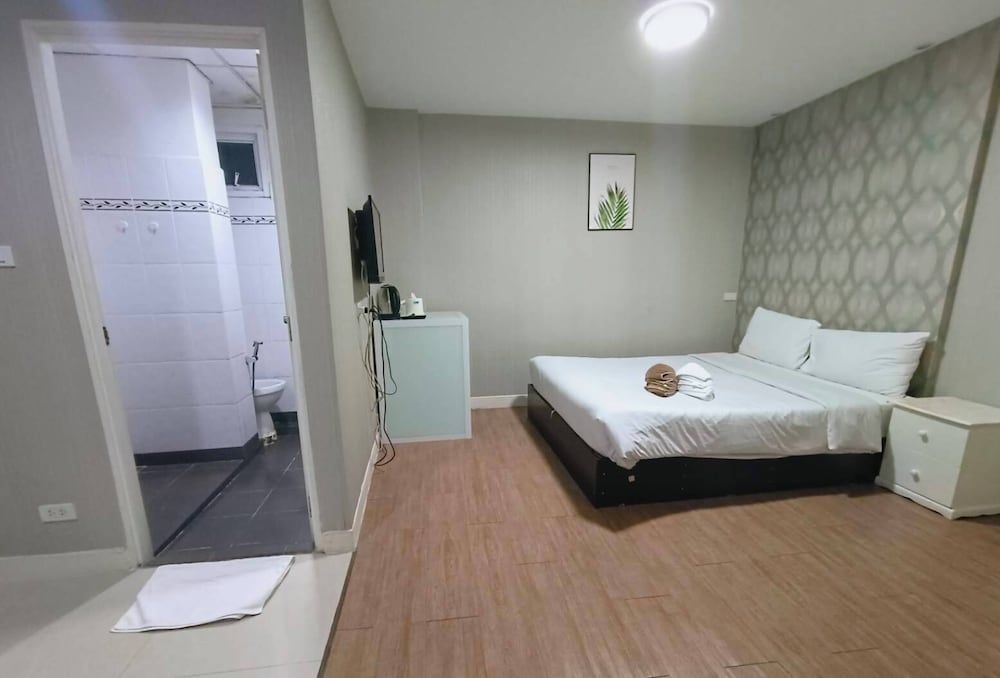 Tim Place - BTS Phra Khanong Superior Double Room 5