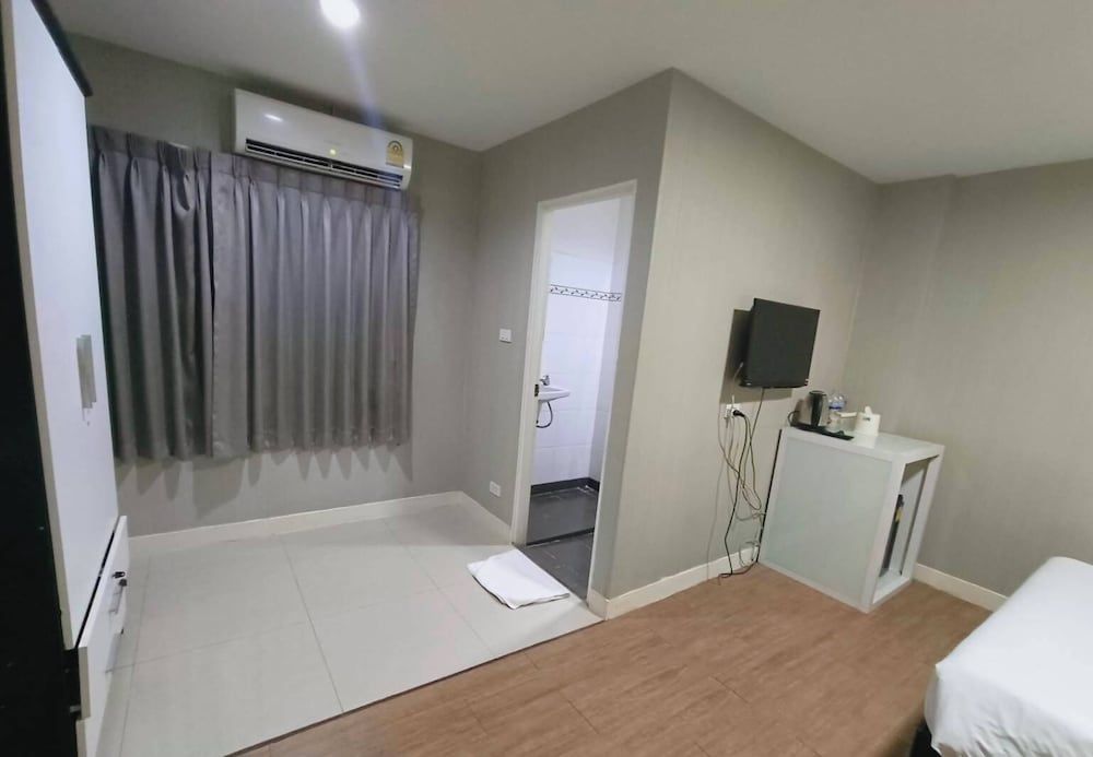 Tim Place - BTS Phra Khanong Superior Double Room 9