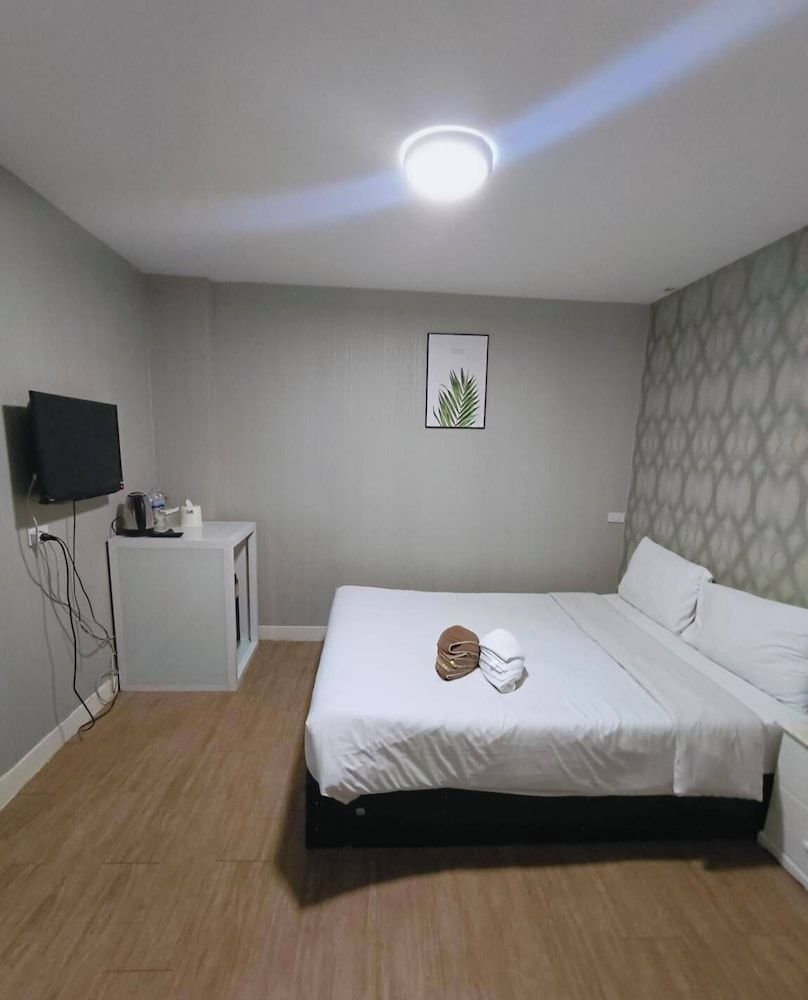 Tim Place - BTS Phra Khanong Superior Double Room 5