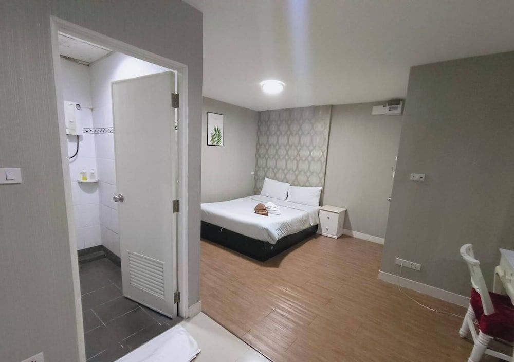 Tim Place - BTS Phra Khanong Superior Double Room 6