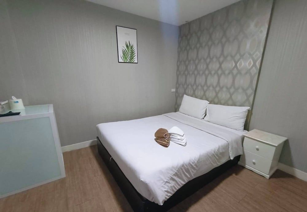 Tim Place - BTS Phra Khanong Superior Double Room 4
