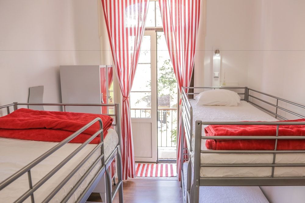 Hostel 402 Basic Shared Dormitory, Shared Bathroom (Barraca Vermelha) 2