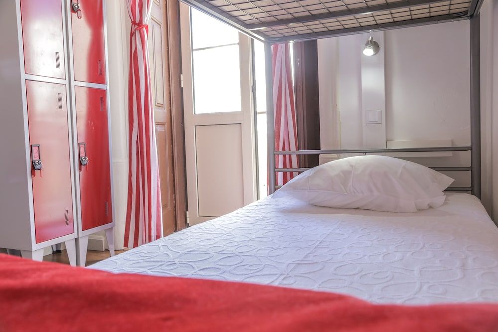 Hostel 402 Basic Shared Dormitory, Shared Bathroom (Barraca Vermelha) 3