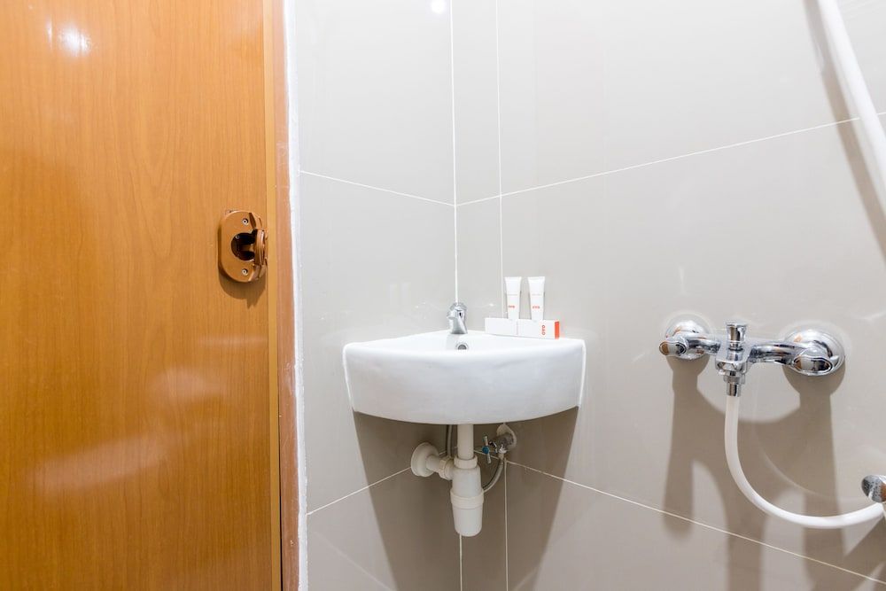 OYO 1435 Residence 446 Standard Double Room 8