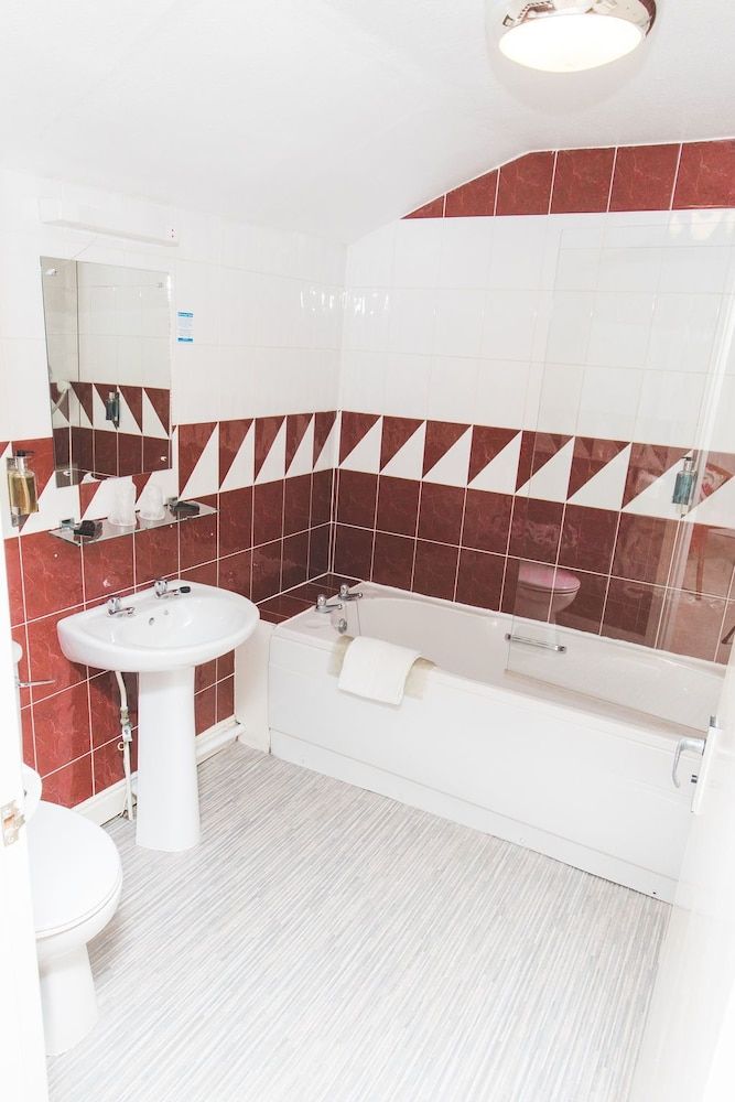 The Oak Wheel Pub Room, 1 King Bed 7