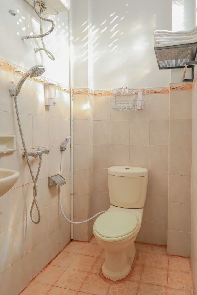 OYO 1111 Pasar Baru Inn Standard Double Room 7