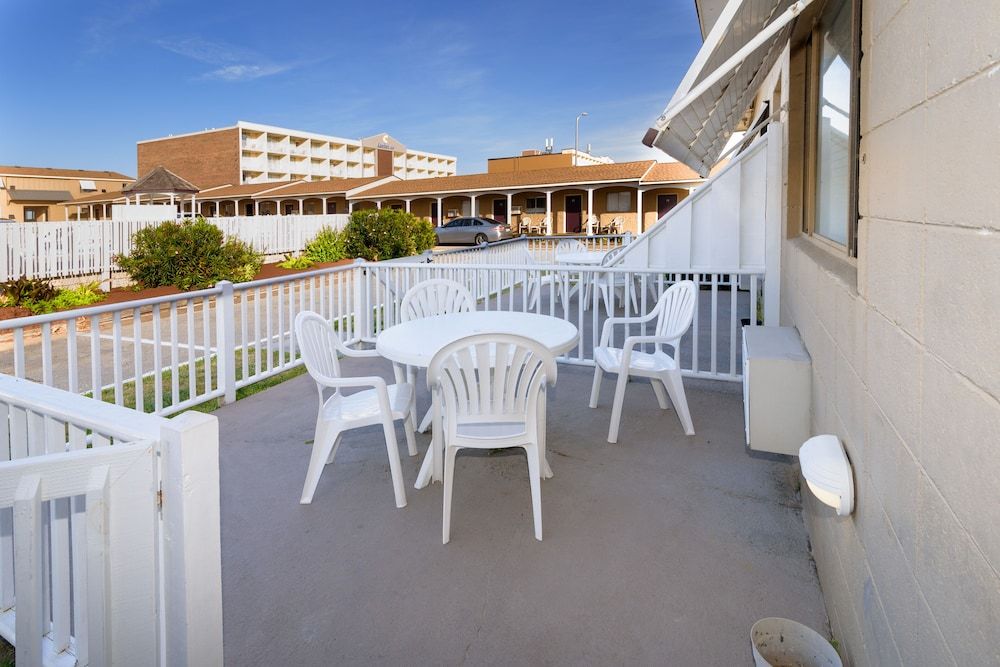 Standard Room, 1 King Bed, Pets Allowed, Poolside