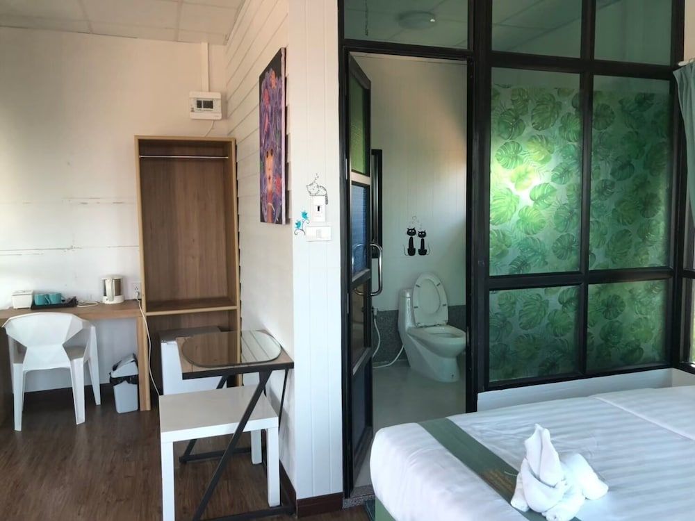 Veerada Boutique Home Deluxe Room with Balcony and Sea View 3