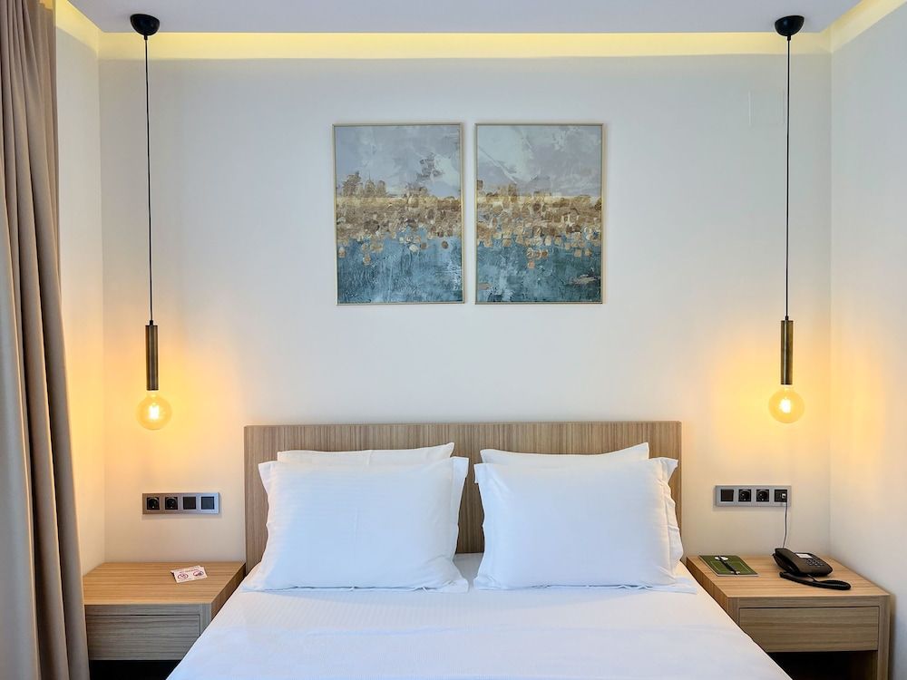 Deluxe Room, 1 Queen Bed, Non Smoking, Pool View