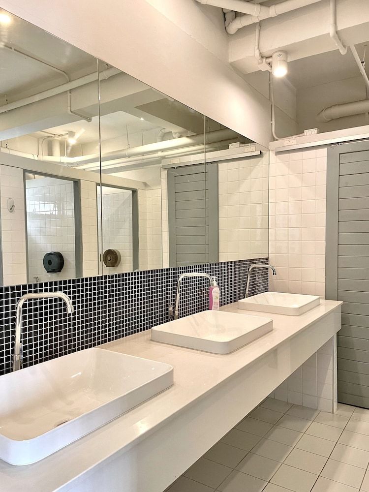 Hobnob Hostel - Adults Only Beds in Mixed Dormitory Shared Bathroom 2
