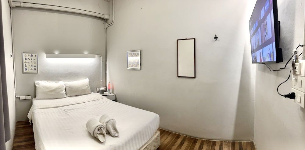 Hobnob Hostel - Adults Only Private Room with Shared Bathroom 3
