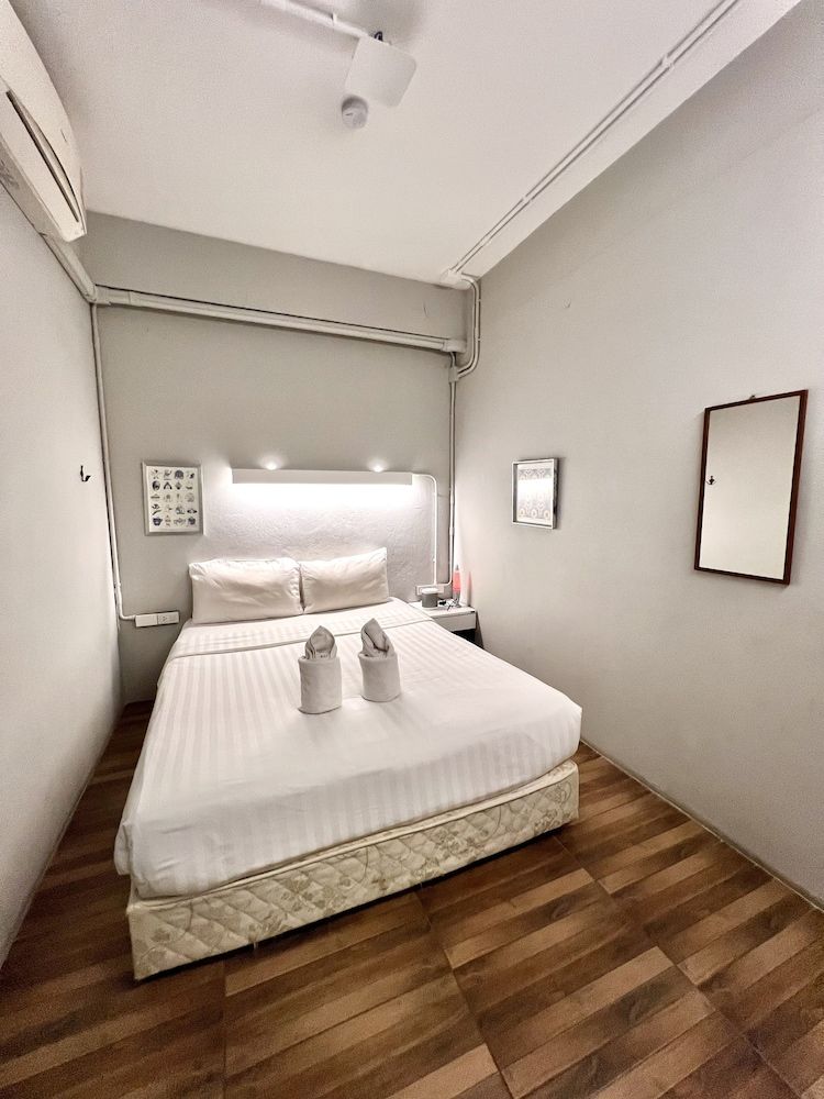 Hobnob Hostel - Adults Only Private Room with Shared Bathroom 2