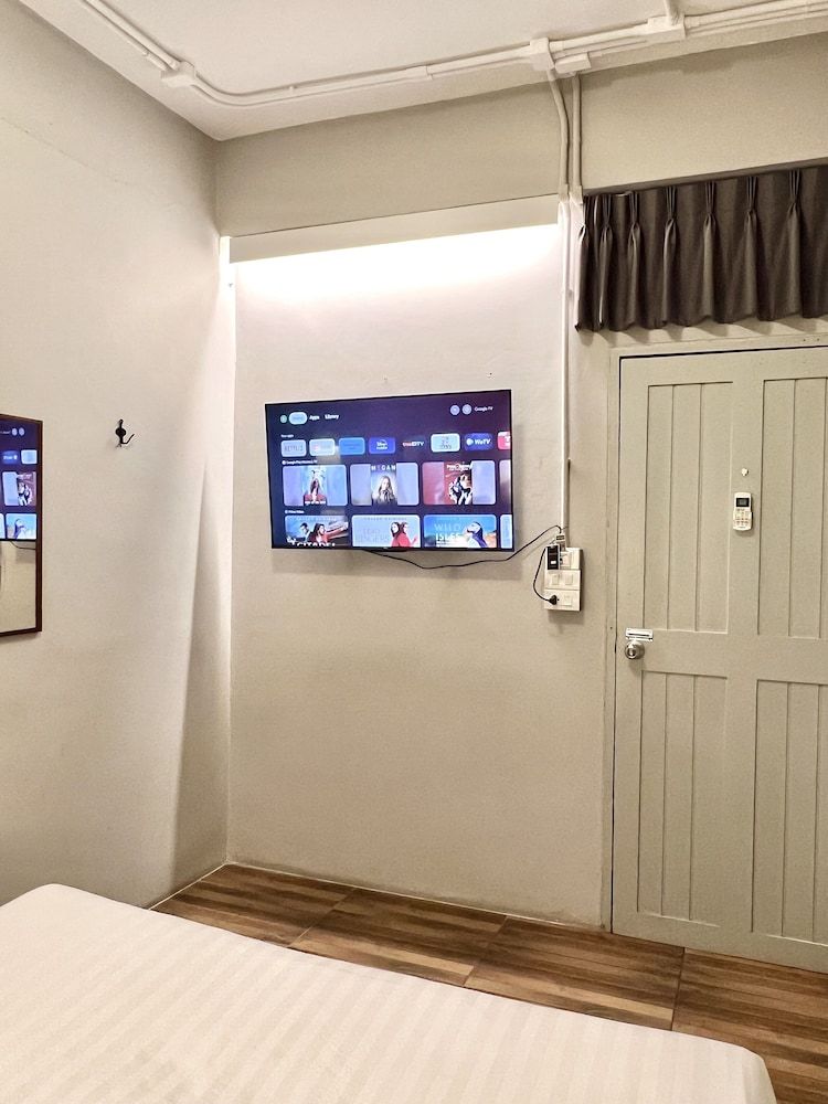 Hobnob Hostel - Adults Only Private Room with Shared Bathroom 6