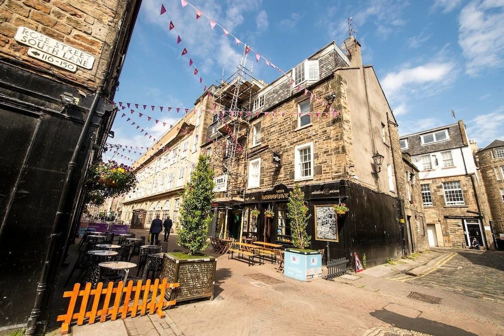 undefined JOIVY Amazing Location! - Lovely Rose St Apt in New Town 2