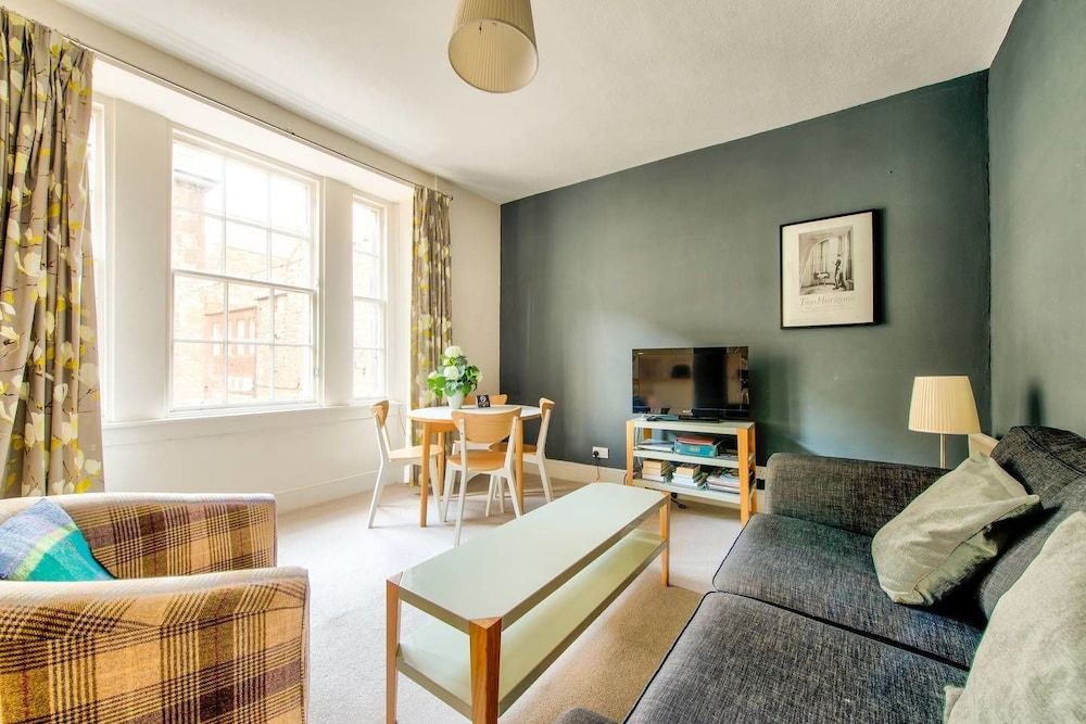 JOIVY Amazing Location! - Lovely Rose St Apt in New Town Apartment (1 Bedroom) 9