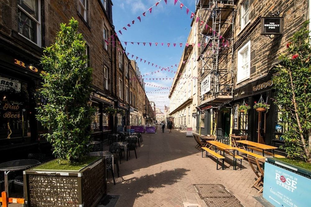 undefined JOIVY Amazing Location! - Lovely Rose St Apt in New Town 4