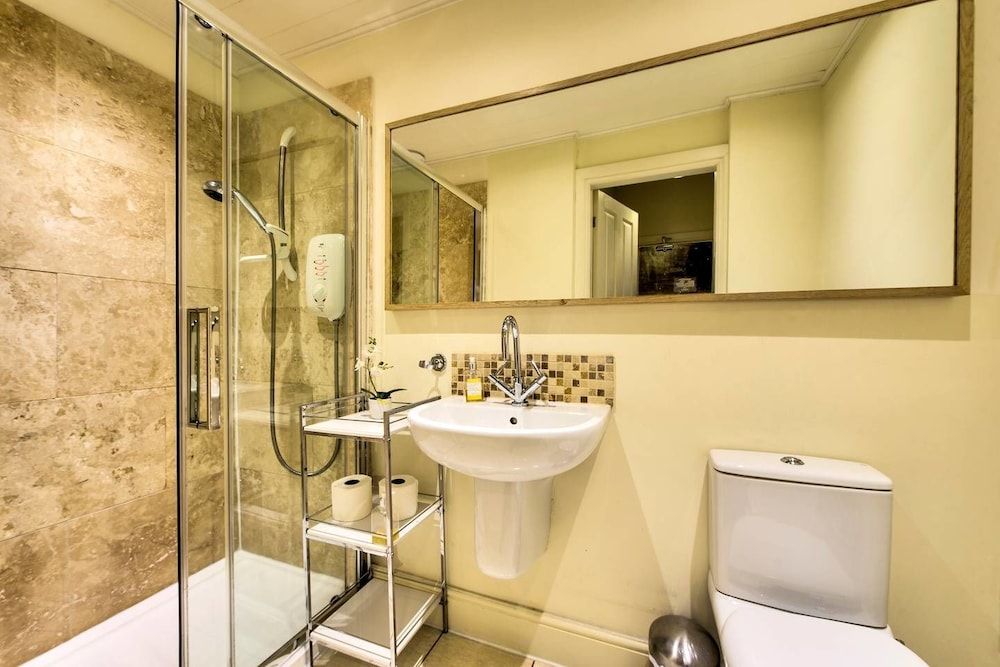 undefined JOIVY Amazing Location! - Lovely Rose St Apt in New Town 10