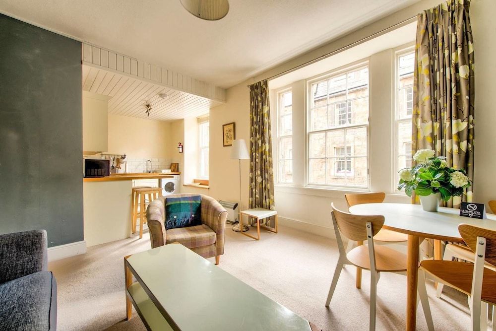 JOIVY Amazing Location! - Lovely Rose St Apt in New Town Apartment (1 Bedroom) 6