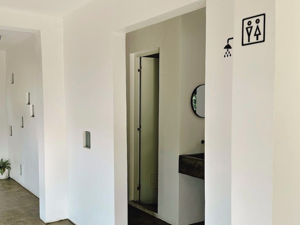 Pig Dive Hostel 1-bed in a Shared Dormitory, Mixed Dorm (6 beds) 6