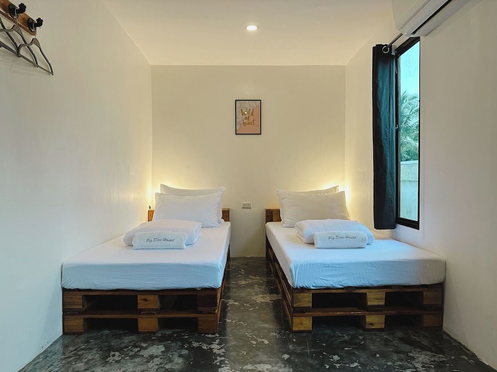 Pig Dive Hostel Comfort Double Room 9