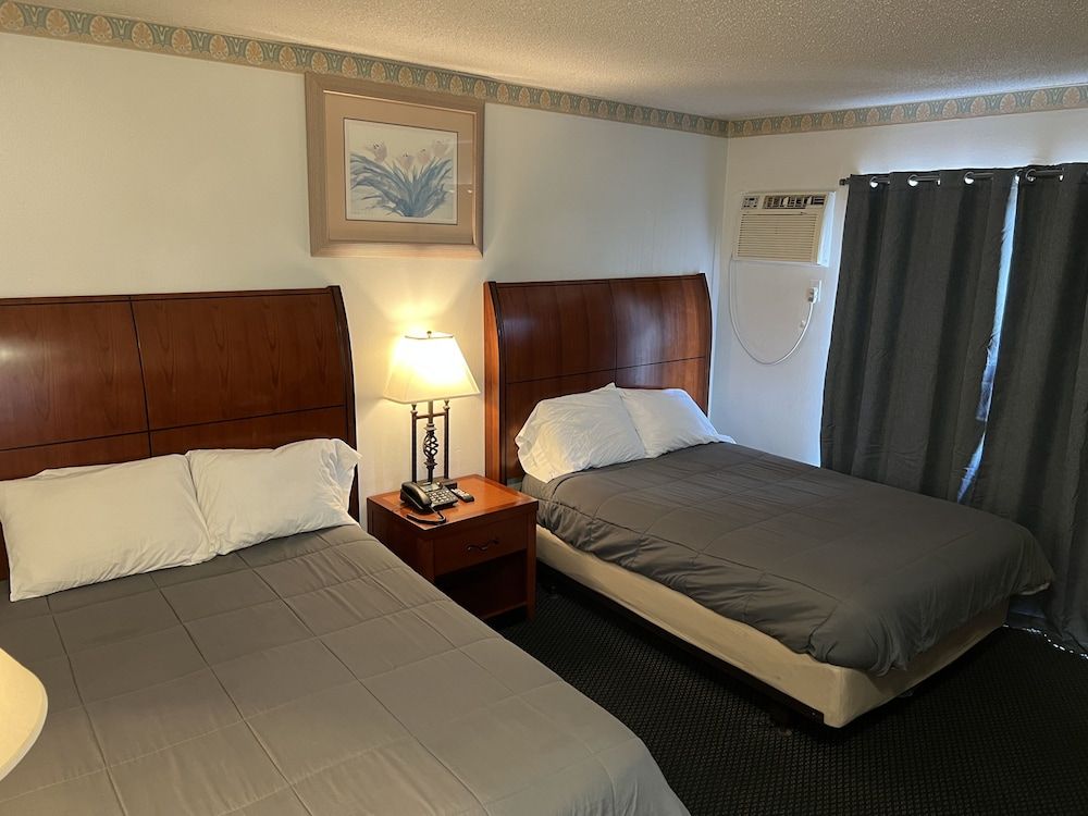 American Inn Basic Double Room 2