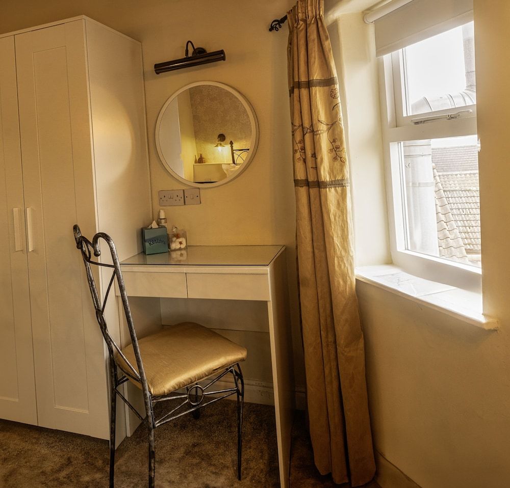 The Green Dragon Deluxe Double Room, Ensuite, Courtyard View 4