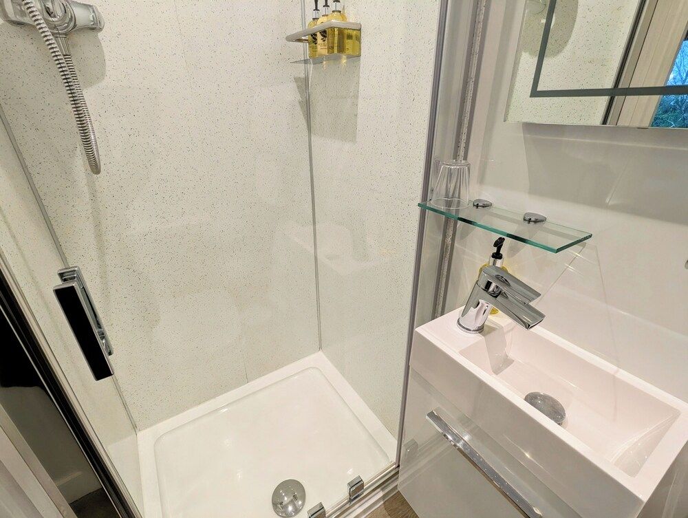 The Claremont Hotel - Adult Only Double Room, 1 King Bed, Ensuite - Room 3 - 2nd Floor, Front (Not dog friendly) 7