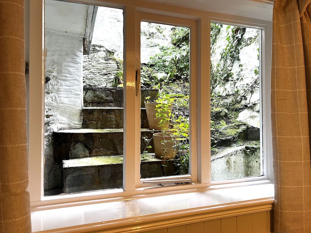 The Claremont Hotel - Adult Only Double Room, 1 King Bed, Ensuite (Room 10, 1st Floor, Rear Large) 3