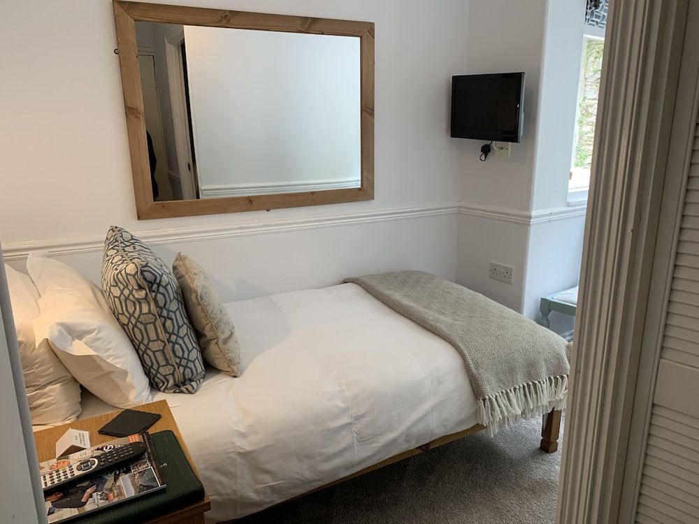 Single Room, 1 Twin Bed, Ensuite (Room 5, 2nd Floor, Rear Small)