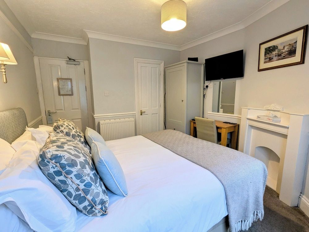 The Claremont Hotel - Adult Only Double Room, 1 King Bed, Ensuite - Room 3 - 2nd Floor, Front (Not dog friendly) 3