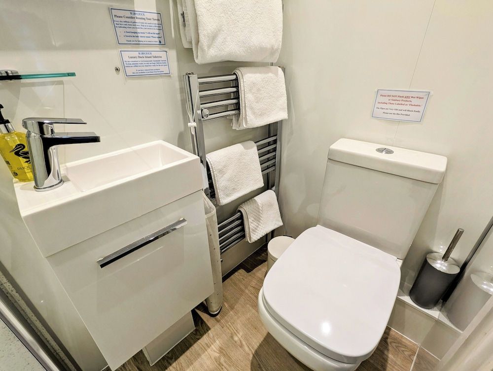 The Claremont Hotel - Adult Only Double Room, 1 King Bed, Ensuite - Room 3 - 2nd Floor, Front (Not dog friendly) 8