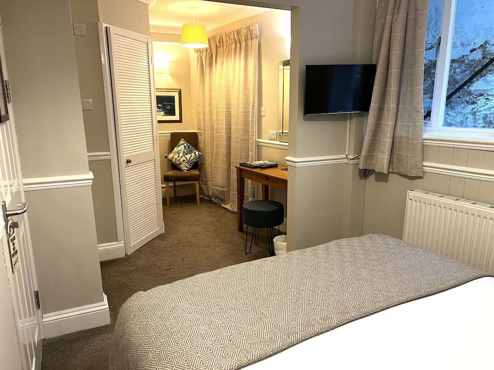 The Claremont Hotel - Adult Only Double Room, 1 King Bed, Ensuite (Room 10, 1st Floor, Rear Large) 7