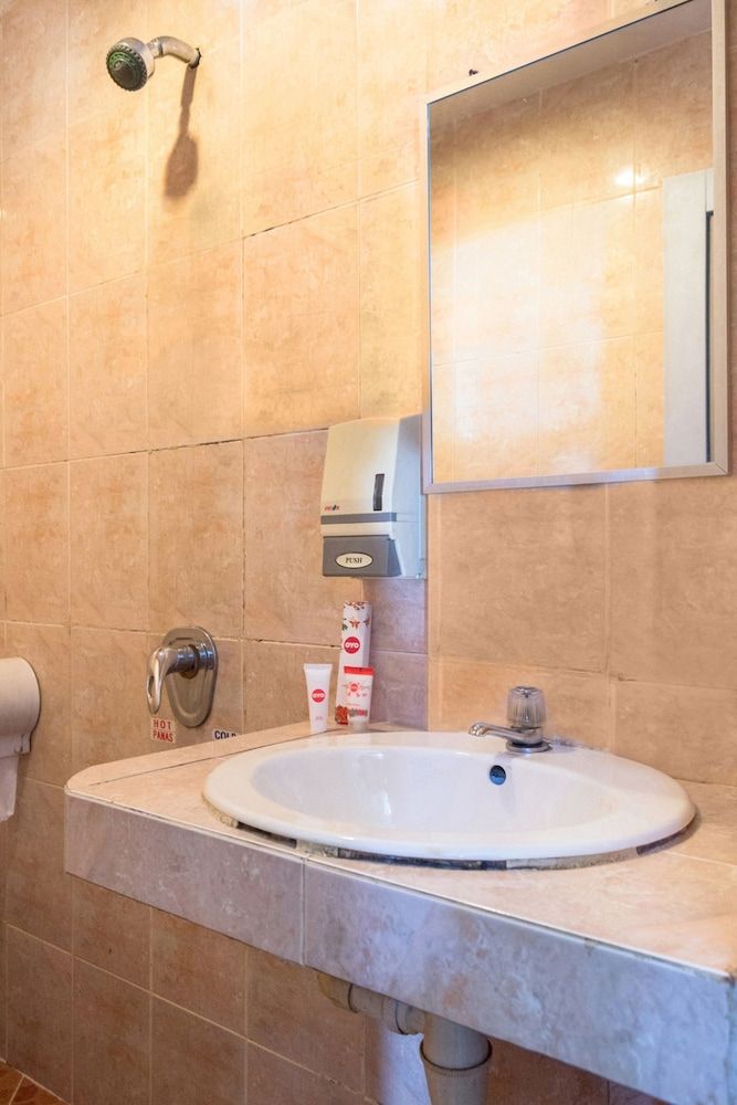 Capital O 664 Romance Hotel Standard Double Room 6