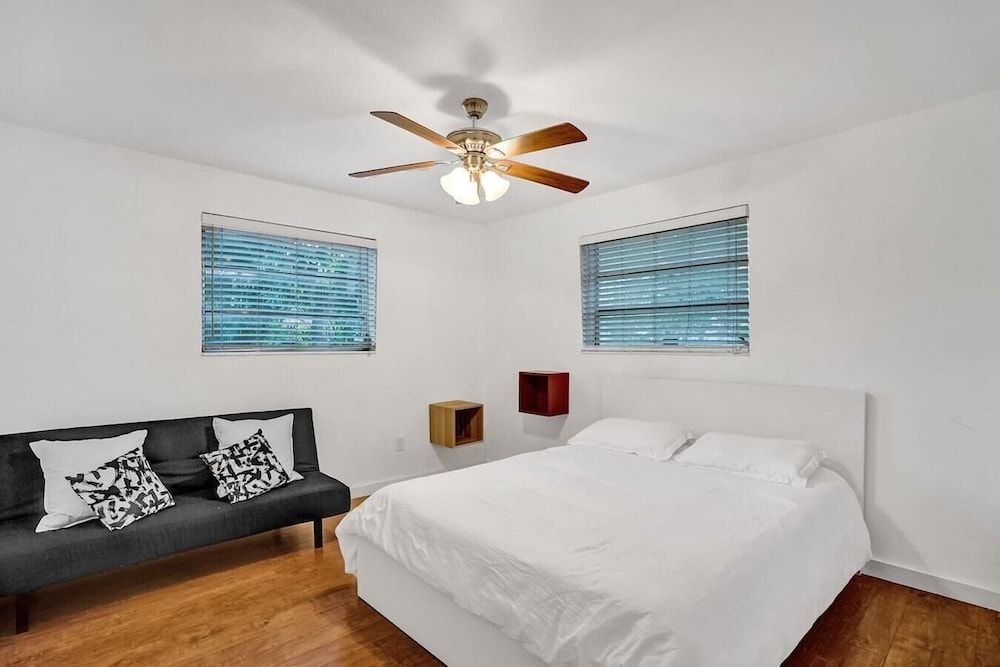 undefined Miami 2 Bedroom Home Trampoline BBQ Street Art