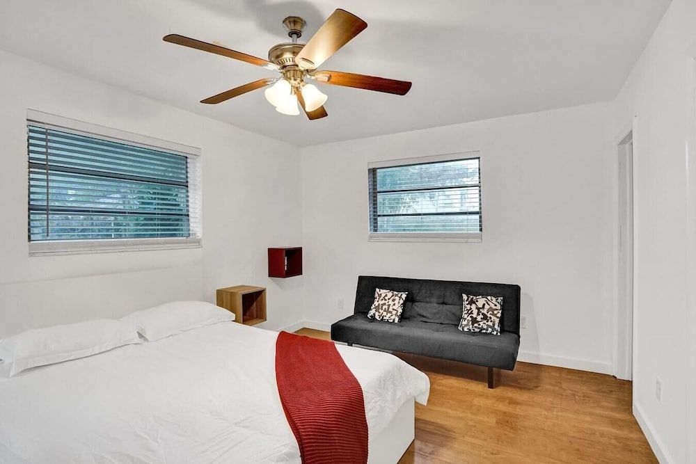 undefined Miami 2 Bedroom Home Trampoline BBQ Street Art 2