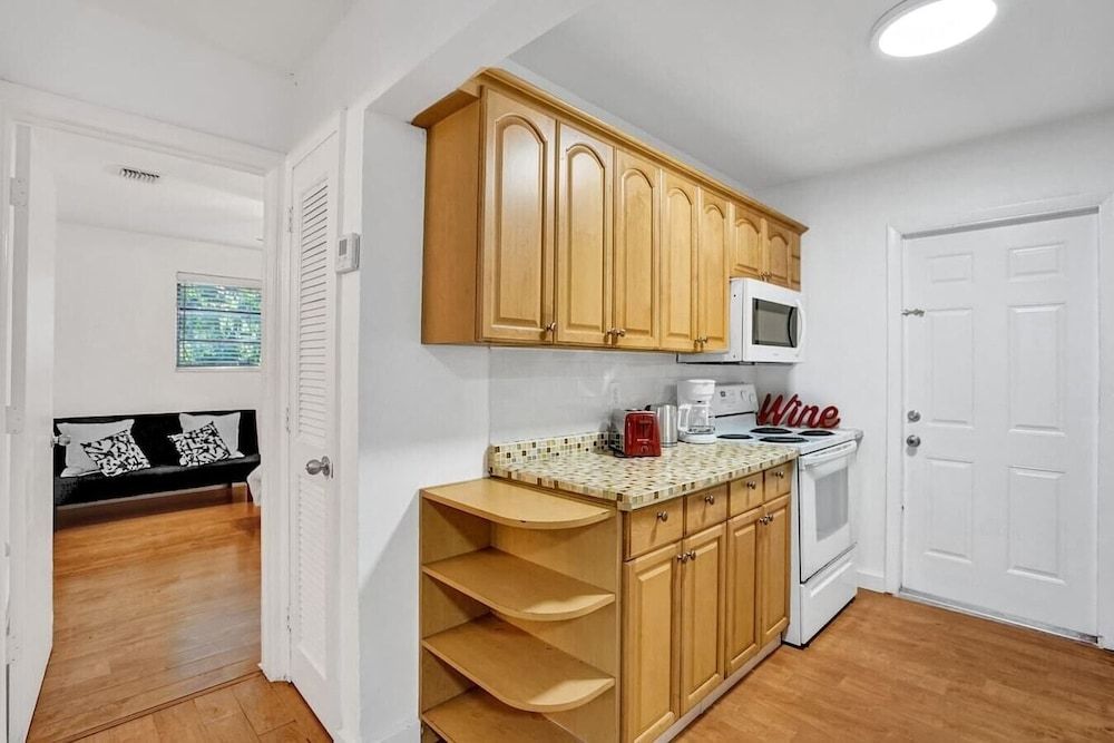 undefined Miami 2 Bedroom Home Trampoline BBQ Street Art 6