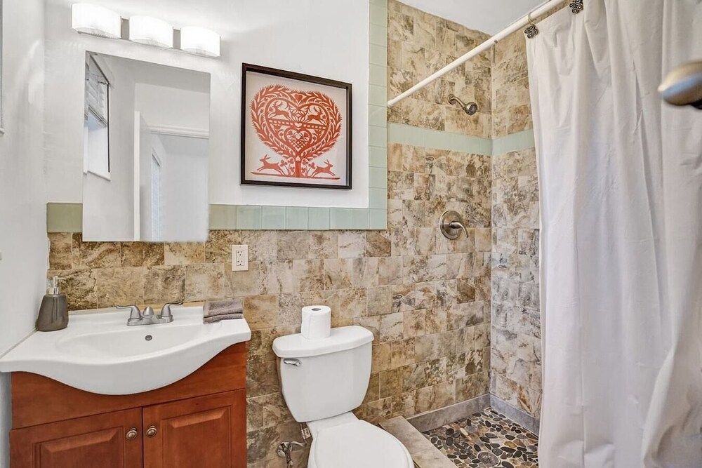 undefined Miami 2 Bedroom Home Trampoline BBQ Street Art 9