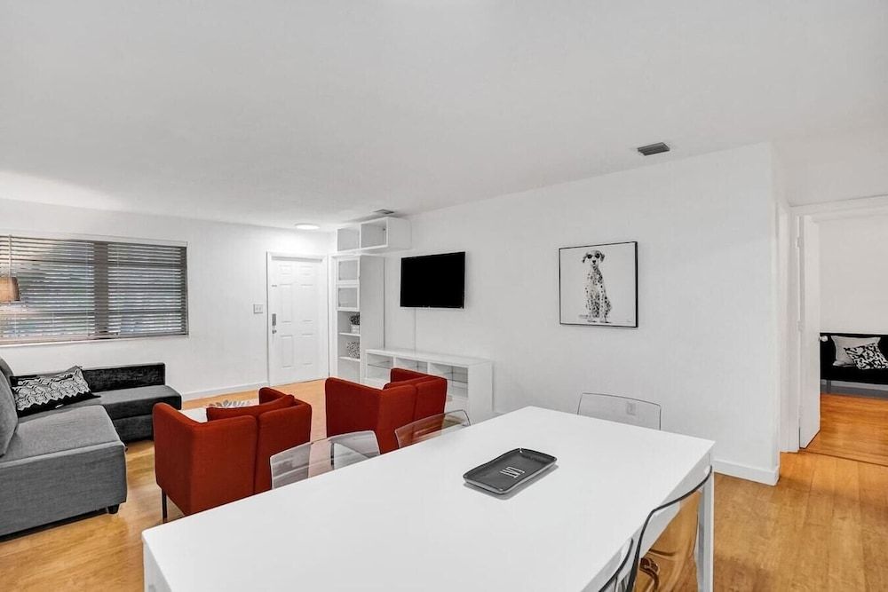 undefined Miami 2 Bedroom Home Trampoline BBQ Street Art 10