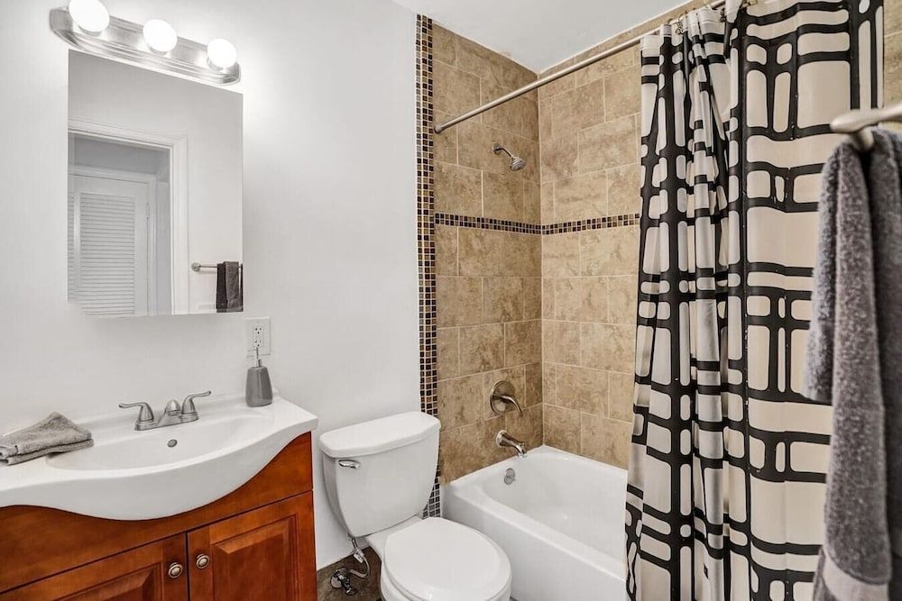 undefined Miami 2 Bedroom Home Trampoline BBQ Street Art 8