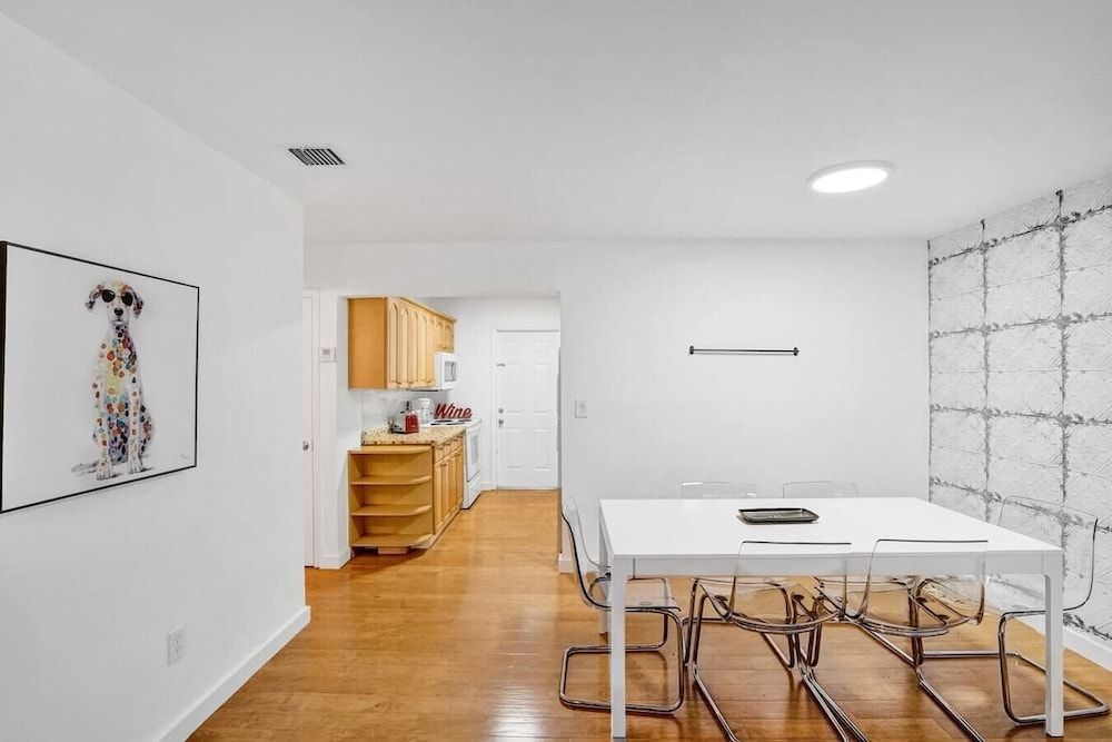 undefined Miami 2 Bedroom Home Trampoline BBQ Street Art 3