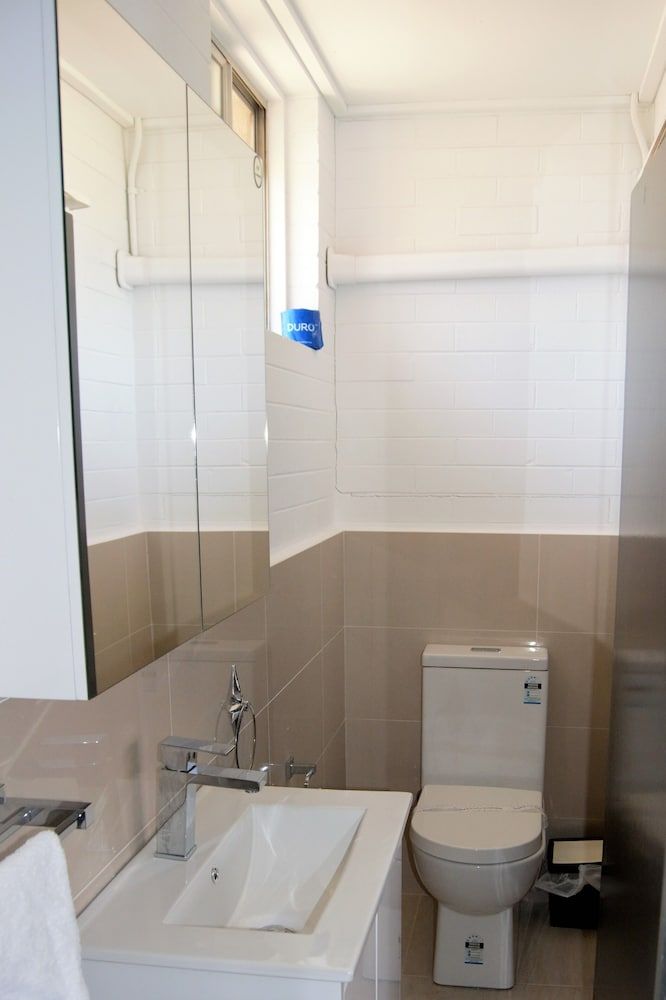 Civic Motor Inn Twin Room 6