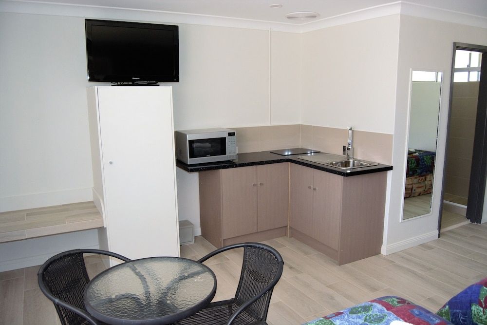 Civic Motor Inn Family Room 15