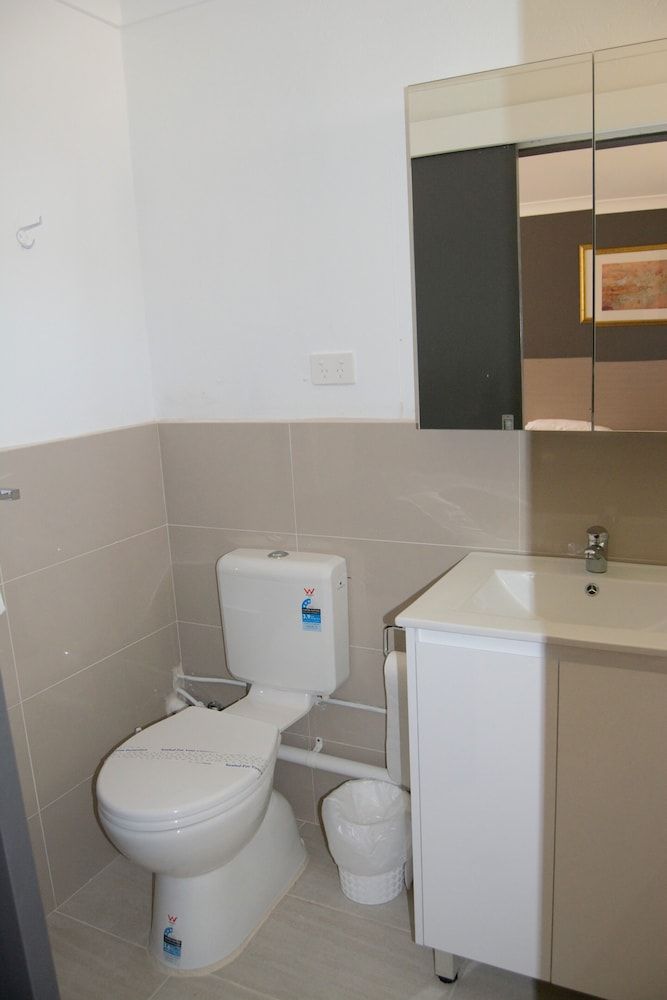 Civic Motor Inn Twin Room 2